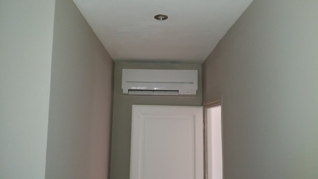split mitsubishi installé dans une chambre parentale