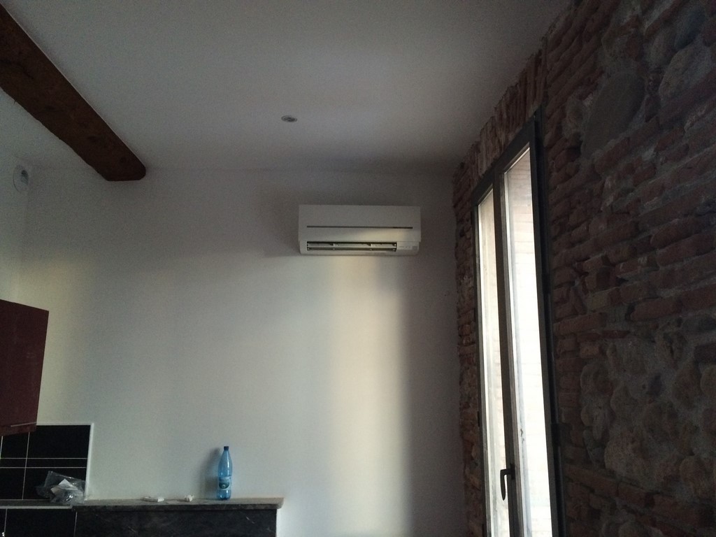 clim avec mur en pierre brique rouge