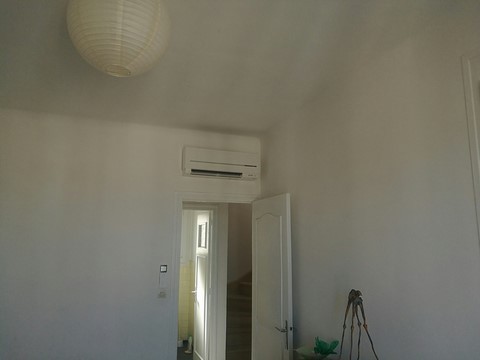 clim très discrète dans une chambre